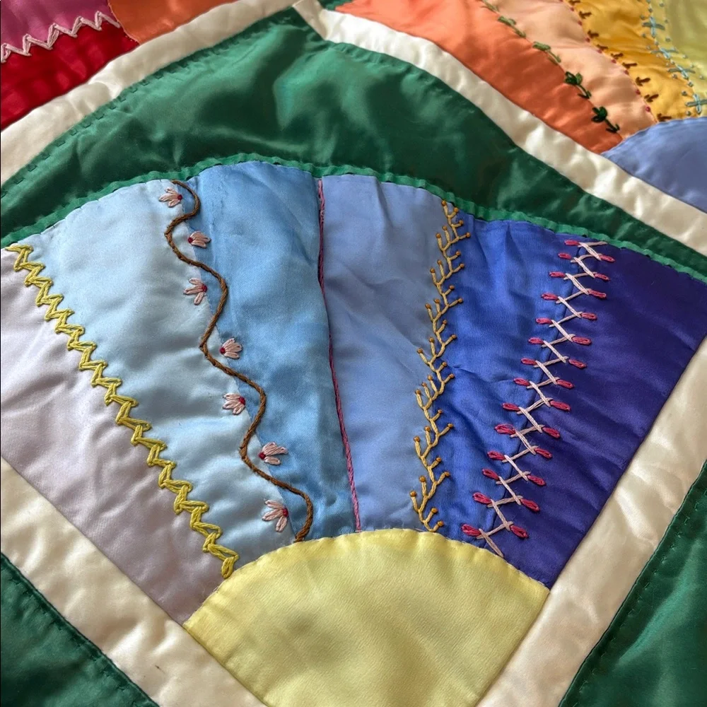 🤩 Vintage Grandmother Queen SZ Satin Embroidered Fan Patchwork Handmade Quilt